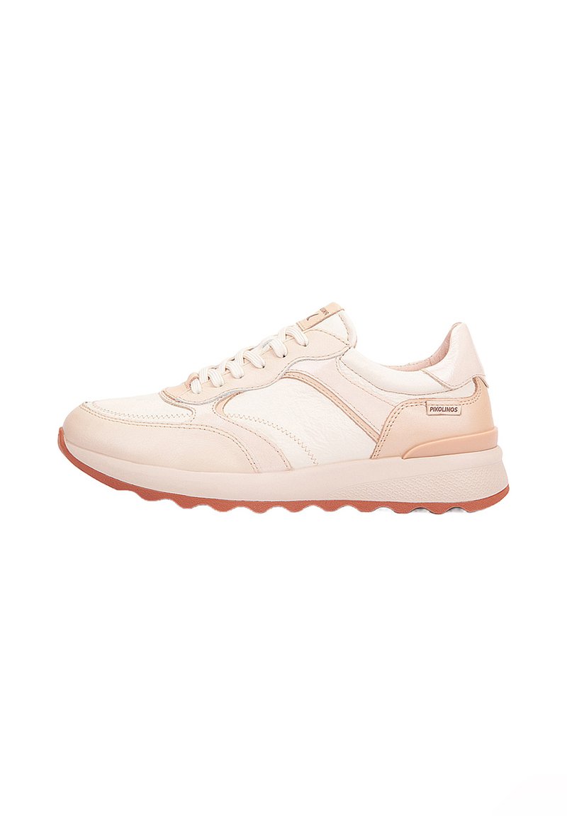 Zapatilla baja de mujer en tonos beige claro y rosa, diseño de cordones, suela de goma con patrón antideslizante, etiqueta de marca Pikolinos en el talón.