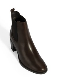 Braune Leder-Ankle-Boots mit einer glatten Oberfläche, elastischen seitlichen Einsätzen, einem Zugriemen und einem Blockabsatz. Klassisches Chelsea-Boot-Design.