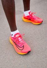 Nike Performance ZOOM FLY 5 - Nøytrale løpesko - hyper pink/black/laser orange/rosa - Zalando.no