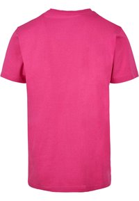 Camiseta de algodón de manga corta y cuello redondo. Color rosa brillante, diseño liso sin patrones, textura suave y dobladillo recto.