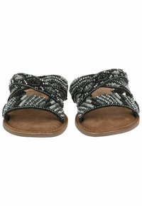 Sandalias de cuentas negras y grises con un diseño de tiras entrecruzadas, que cuentan con una plantilla suave de color marrón y un material liso y texturizado.