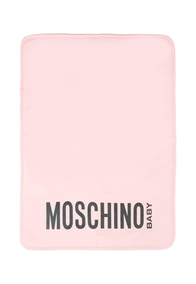 Lyserødt tæppe med afrundede hjørner, blød tekstur, med stor sort tekst "MOSCHINO BABY" på den ene side. Enkel og minimalistisk design.