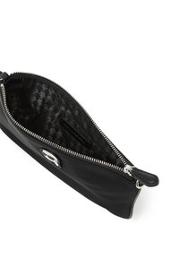 Pochette en nylon noire avec fermeture éclair argentée et tirette, dotée d'une doublure à motif pied-de-poule et d'une petite poche intérieure.