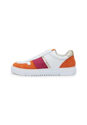 Sneaker con una base in pelle bianca, dettagli in suede arancioni e rosa, suola bianca strutturata e un dettaglio del tallone in oro metallico.