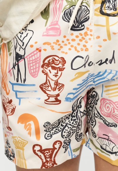 Shorts courts avec des imprimés artistiques colorés comprenant un buste avec des lunettes de soleil, des formes abstraites et le mot « Closed » en écriture noire.