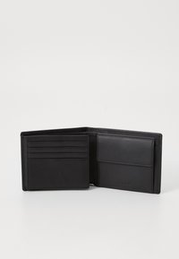 Portofel din piele neagră cu multiple sloturi pentru carduri, o buzunare lateral pentru bancnote și o textură fină. Prezintă un logo embosat pe partea din față.