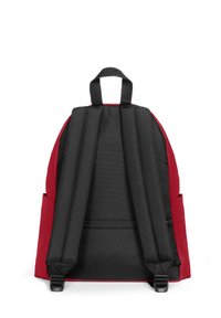Sac à dos rouge et noir avec des sangles rembourrées, une poignée supérieure, un tissu lisse et une poche latérale ; il possède un compartiment zippé à l'arrière.