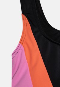 Sports tank topp med svarte, oransje og rosa paneler, laget av glatt stoff med sømmer. Racerback-design for ubegrenset bevegelse.