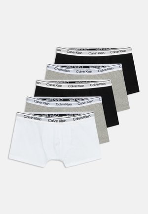 Päť párov pánskych boxeriek Calvin Klein v čiernej, sivej a bielej farbe, usporiadaných prekrývajúc sa na svetlom pozadí.