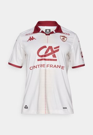 Weißes Fußballtrikot mit burgunderfarbenen Akzenten, mit einem Kragen, Teamlogos und einem strukturierten Muster auf der Vorderseite. Das Material wirkt atmungsaktiv.