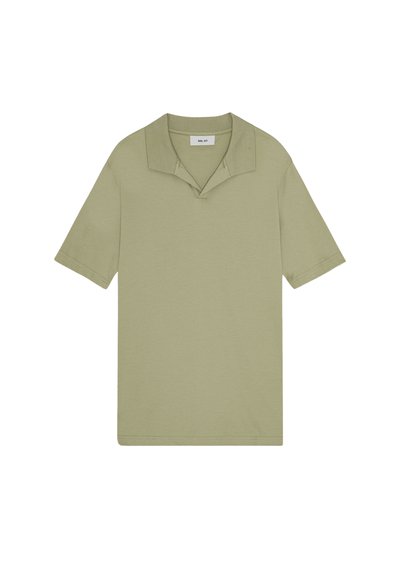 Saliegroene polo met korte mouwen, een ingezette kraag, effen voorkant en een klein etiketje binnenin de halslijn.