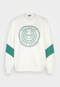 Felpa bianca con accenti verdi, caratterizzata da un design del logo circolare e il testo "EST 1959". Maniche lunghe con polsini a coste.