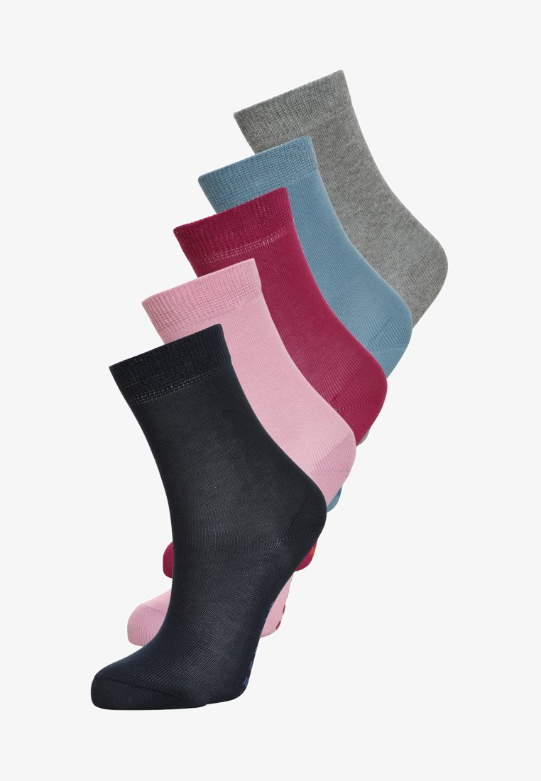 Zestaw skarpet w sześciu kolorach: ciemny granat, różowy, bordowy, jasnoniebieski, szary. Długość do połowy łydki, prążkowana struktura na górze. Gładkie wykończenie.