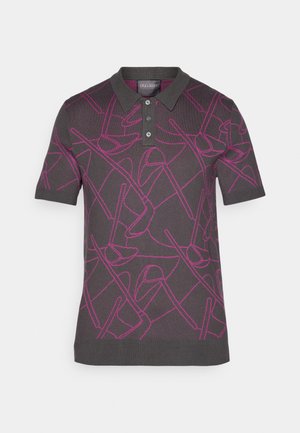 Polo gris présentant un motif géométrique rose, à manches courtes, avec un col classique et un design à trois boutons.