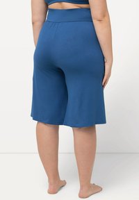 Ulla Popken WIDE-LEG FLARED BERMUDA  - Pyjamabroek - gray blue