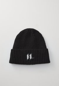 Căciulă tricotată neagră cu textură cu nervuri, având un tiv împăturit și un accent logo în gri și alb pe față.