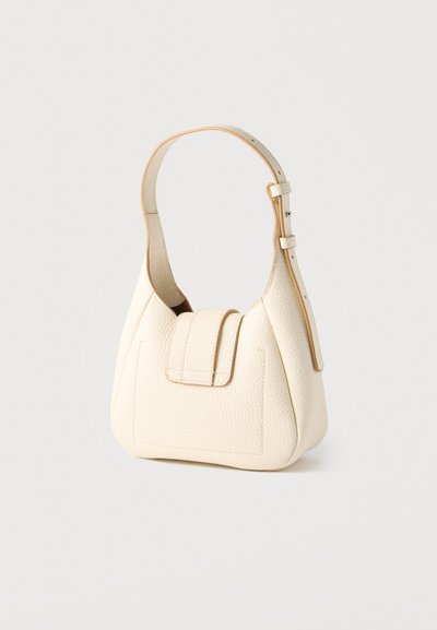 Τσάντα ώμου από δέρμα κρεμ με υφή, ρυθμιζόμενο λουράκι και κλείσιμο με καπάκι μπροστά, σε απλό ανοιχτό φόντο.
