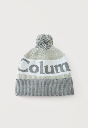 Gorro de punto gris y blanco con un pompón en la parte superior y la palabra parcial "Colum" tejida con letras grandes en el centro.