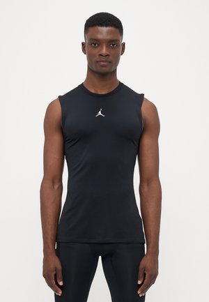 Schwarzes, ärmelloses Sportoberteil aus glattem, dehnbarem Stoff. Mit einem weißen Jumpman-Logo auf der Brust. Figurbetonter Schnitt.