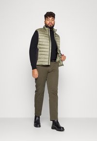 Calvin Klein GARMENT BELT - Chinos - forest night