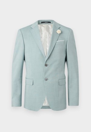 Gaiši zils vīriešu žakete ar divām pogām, klasiskiem atloku atloku, baltu ziedu piespraudi uz atloka un baltu rakstainu oderi.