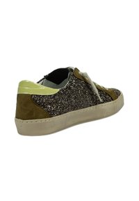 Zapatilla cubierta de brillantina en ante marrón y verde, con suela de goma, cordones planos y acentos en contraste en el talón y los laterales.