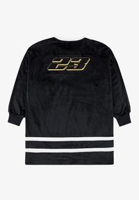 Čierny zamatový top s dlhým rukávom a bielym golierom, s veľkým zlatým logom "23" a bielymi pruhmi na spodnej strane. Mäkka textura.