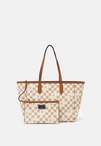 Béžová kostkovaná taška přes rameno s květinovými akcenty, hnědé kožené uchy a odpovídající zipová kapsička připevněná koženým páskem.