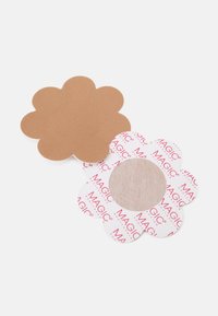 Δύο αυτοκόλλητα επιθέματα σε σχήμα λουλουδιού, ένα με καφέ ύφασμα και λεία υφή, και ένα λευκό με κόκκινο μοτίβο που γράφει "MAGIC" και στρογγυρό κέντρο.