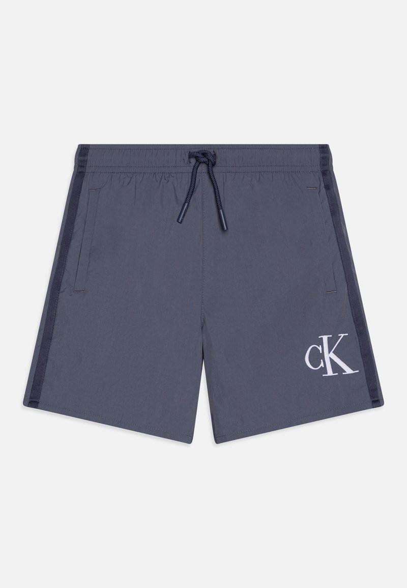 Shorts de bain bleu marine en tissu léger, dotés d'une taille élastique avec cordon de serrage, de poches latérales et d'un logo CK blanc à l'avant.