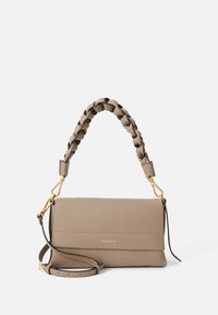 Ledertasche in Taupe mit geflochtenem Griff. Verfügt über ein flaches Design und einen abnehmbaren Schulterriemen. Akzente aus Goldmetall vorhanden.