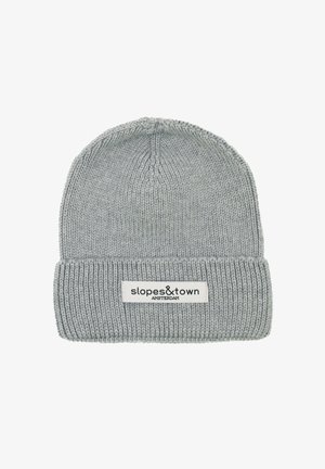 Beanie grigio lavorato a maglia con risvolto a costine e un'etichetta rettangolare con la scritta "slopes&town AMSTERDAM." Morbido al tatto, vestibilità elastica.
