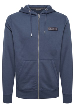 Hanorac cu fermoar bleumarin, fabricat dintr-un amestec de bumbac, având o buzunar frontal, glugă reglabilă cu șnur și un logo din material pe piept.