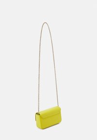 Borsa a spalla in pelle gialla con tracolla a catena, forma rettangolare, texture liscia e chiusura a pattina. Design semplice e funzionale.