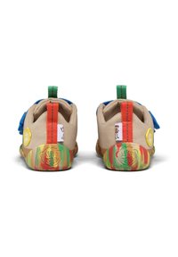 Paire de chaussures beige pour tout-petit avec des semelles rayées colorées, des languettes orange et vertes, des sangles bleues et des patchs jaunes avec un visage souriant sur les côtés.