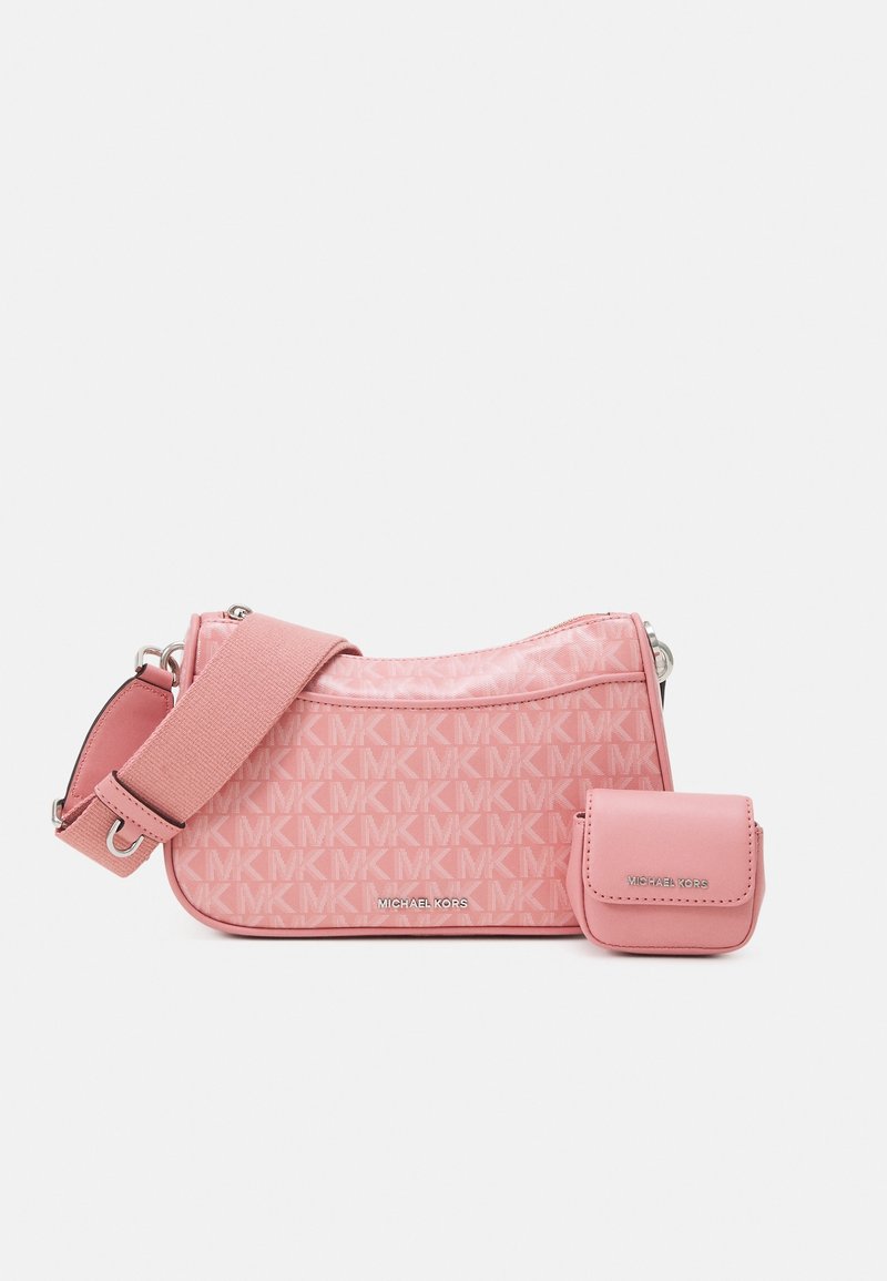 Różowa torebka na ramię Michael Kors z regulowanym paskiem i małą dopasowaną odczepianą saszetką, obie ozdobione wzorem logo MK oraz srebrnym brandingiem.