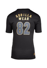 Zwarte sport t-shirt met korte mouwen, met "GORILLA WEAR" in goud en "82" in grijs op de achterkant. Gladde textuur, aansluitend ontwerp.