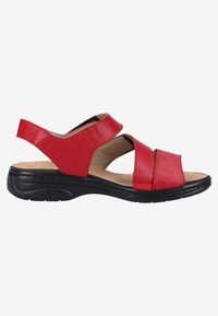 Sandale en cuir rouge avec trois brides croisées, un design à talon arrière, une semelle intérieure rembourrée et une semelle en caoutchouc noir durable.