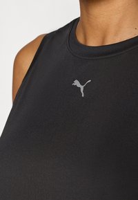 Czarny bezrękawnik sportowy z okrągłym dekoltem, wykonany z gładkiego materiału, z szarym logo Pumy na wysokości klatki piersiowej.