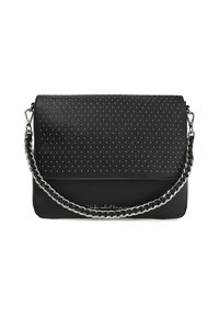 Borsa a mano in pelle nera con superficie testurizzata, motivo borchiato e tracolla a catena. Presenta una chiusura a patta e testo in rilievo sul davanti.