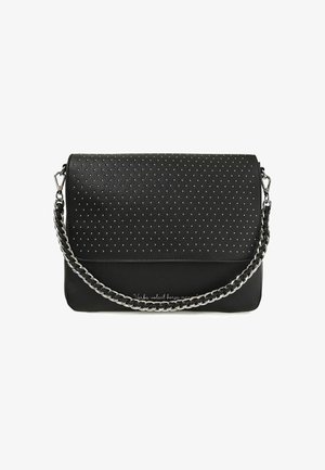 Borsa a mano in pelle nera con superficie testurizzata, motivo borchiato e tracolla a catena. Presenta una chiusura a patta e testo in rilievo sul davanti.