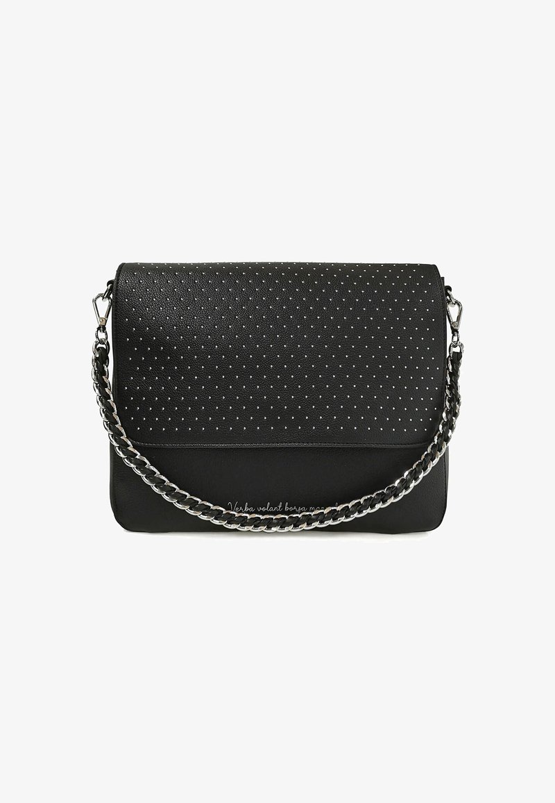 Borsa a mano in pelle nera con superficie testurizzata, motivo borchiato e tracolla a catena. Presenta una chiusura a patta e testo in rilievo sul davanti.