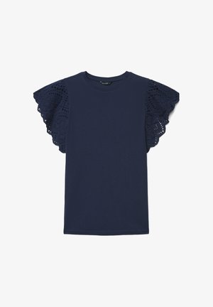 Blouse bleu marine à manches courtes avec encolure ronde et larges volants en dentelle ornés de broderies à œillets.