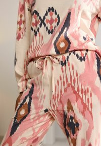 Next REGULAR FIT SET - Yöasusetti - ecru pink ikat