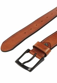 Brun læderbælte med sort metalspænde, hvid syning og flere huller til justering. Glat tekstur og afrundet design.