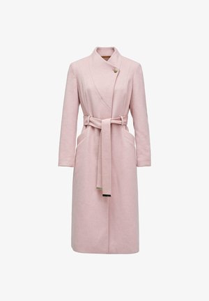 Cappotto in misto lana rosa chiaro con colletto a scialle, vita con cintura e tasche laterali. Presenta una chiusura con un singolo bottone e maniche lunghe.