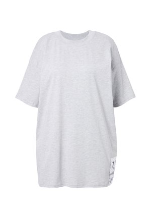 Lichtgrijs oversized T-shirt van zachte katoen, met korte mouwen en een label aan de onderlinkerzijde.