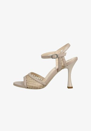 Béžová sandálka na vysokém podpatku se síťovanou přední částí, kotníkovým páskem se stříbrnou přezkou a štíhlým zúženým podpatkem na bílém pozadí.