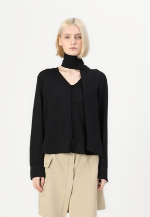 Camicia nera a maniche lunghe con abbottonatura davanti e sciarpa coordinata, caratterizzata da righe verticali e un tessuto morbido e texturizzato.