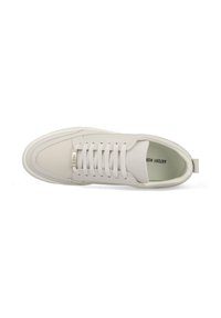 Witte sneaker met een gestructureerde canvas bovenkant, ronde neus en platte veters. Bevat een logo label aan de zijkant en een trekband bij de hiel.
